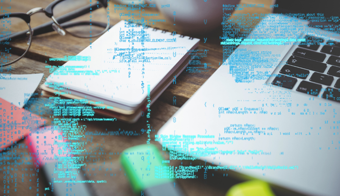 Arbeitsplatz mit Notizbuch, Stiften und einem Laptop, überlagert von digitalen Codezeilen.